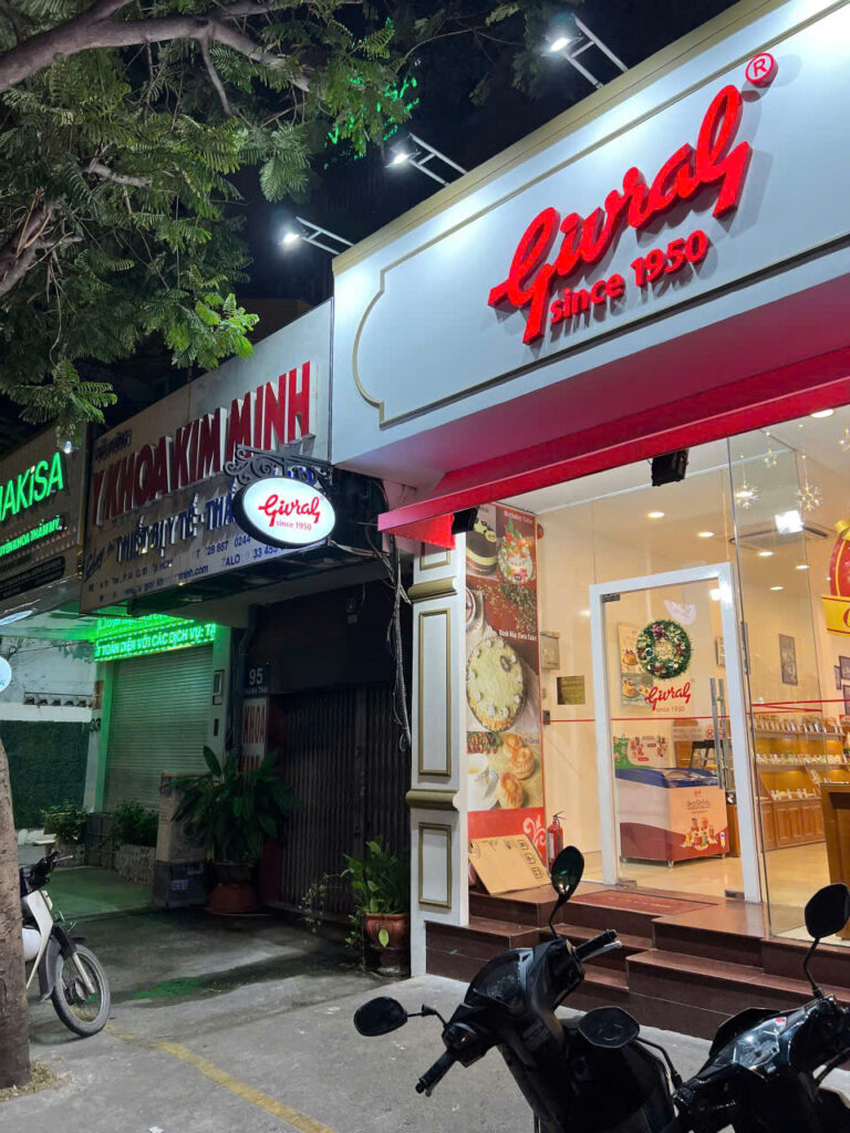 Lam bang hieu Givral Bakery 3