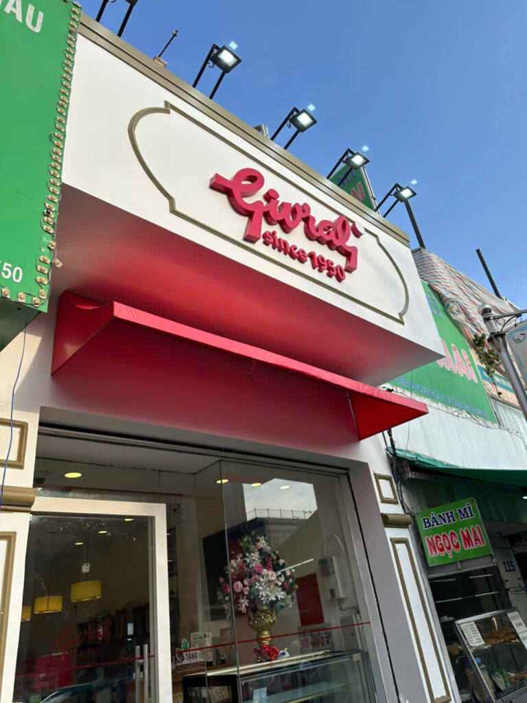Thi công bảng hiệu hệ thống cửa hàng Givral Bakery